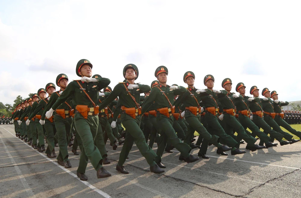 Khối sĩ quan đại diện 5 cánh quân tham gia tập luyện cho lễ diễu binh, diễu hành dịp lễ 30-4. Ảnh: TRƯỜNG GIANG dieu-binh-30-4.jpg