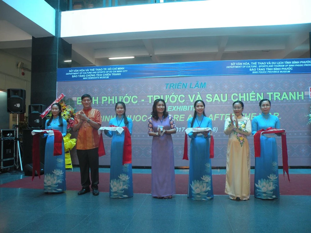 Khai mạc triển lãm Bình Phước-trước và sau chiến tranh ảnh 1