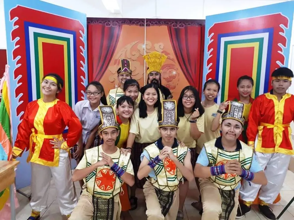 Khi thầy dạy Anh văn làm đạo diễn, trò mê kịch nói ảnh 1 Khi thầy dạy Anh văn làm đạo diễn, trò mê kịch nói ảnh 1