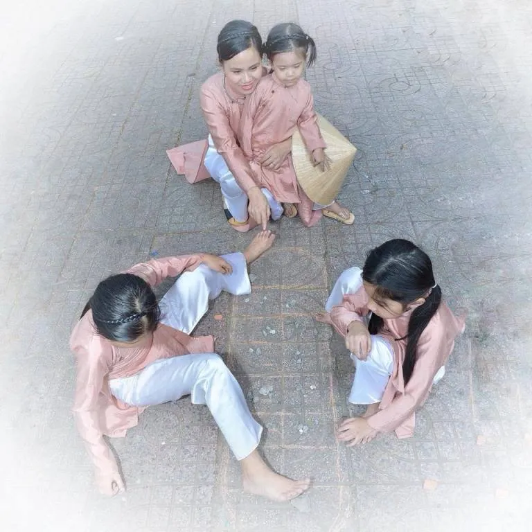 Ngắm chùm ảnh áo dài siêu dễ thương của 4 mẹ con ảnh 15