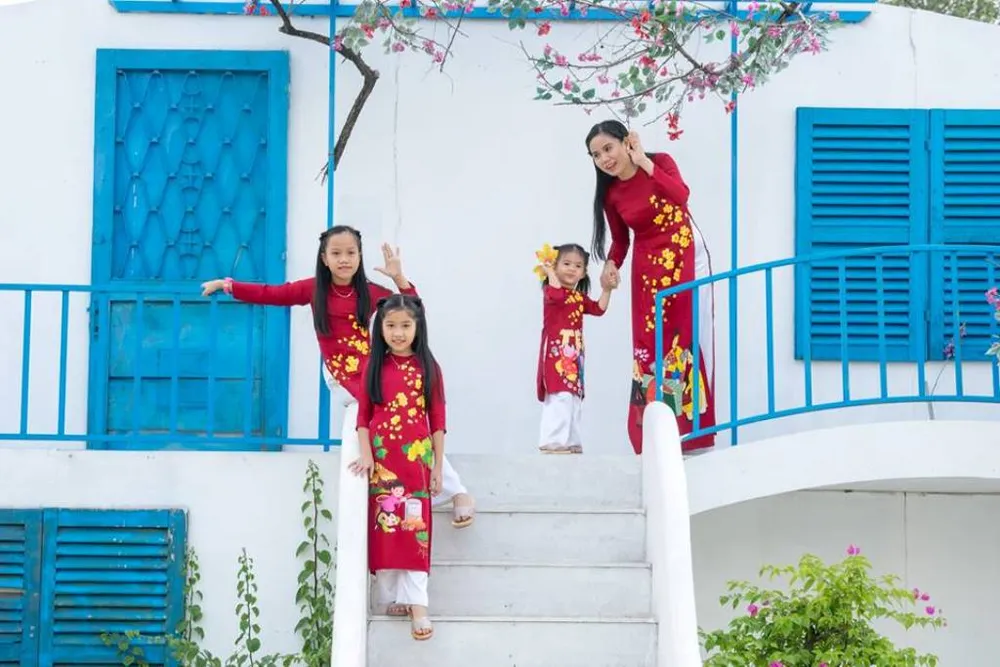 Ngắm chùm ảnh áo dài siêu dễ thương của 4 mẹ con ảnh 16