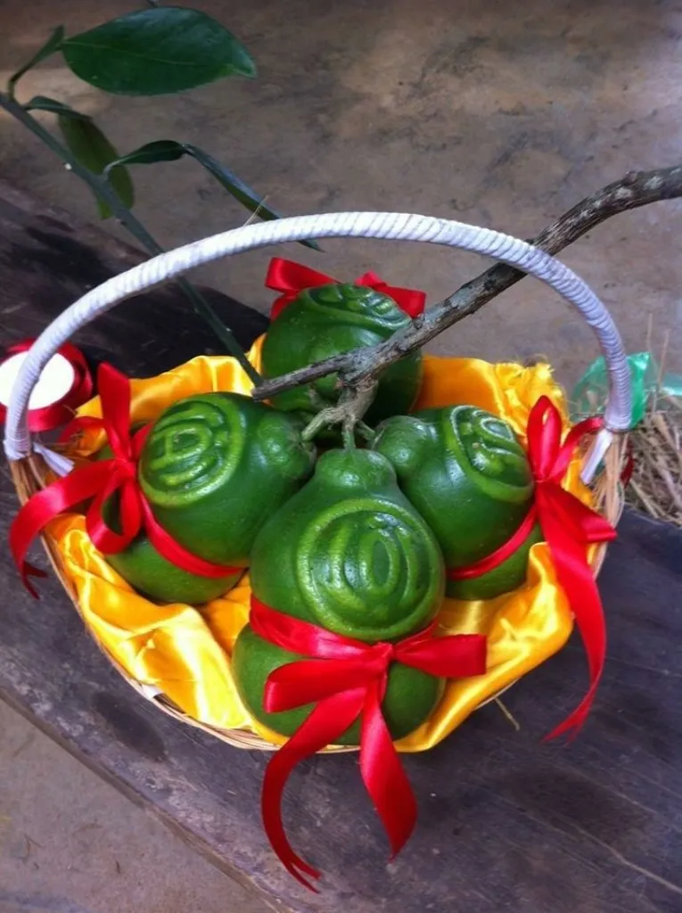 Bưởi hồ lô và được khắc chữ "tài, lộc" 