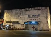 100 trẻ ở chung cư Carina Plaza phải chuyển chỗ học ảnh 2 Cháy chung cư Carina: Chồng khóc lịm đón thi thể vợ con