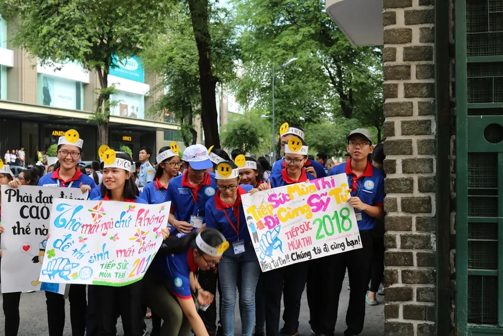 Những bóng hồng tiếp sức mùa thi ảnh 8 Những bóng hồng tiếp sức mùa thi ảnh 8