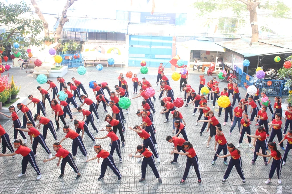 Cô trò 'nhuộm đỏ' sân trường ủng hộ đội tuyển Việt Nam ảnh 3