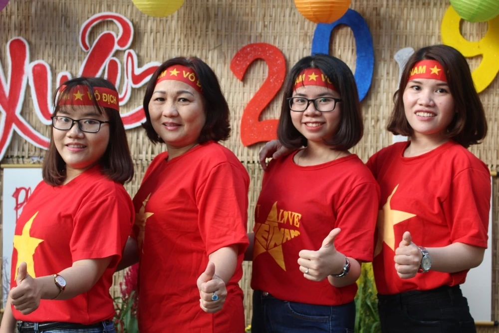 Cô trò 'nhuộm đỏ' sân trường ủng hộ đội tuyển Việt Nam ảnh 4