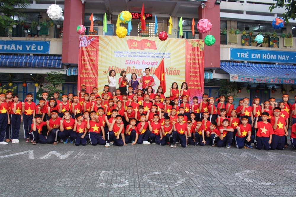 Cô trò 'nhuộm đỏ' sân trường ủng hộ đội tuyển Việt Nam ảnh 8