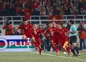 Cô trò 'nhuộm đỏ' sân trường ủng hộ đội tuyển Việt Nam ảnh 10 Trận chung kết của đội tuyển Việt Nam ở AFF cup vào đề thi