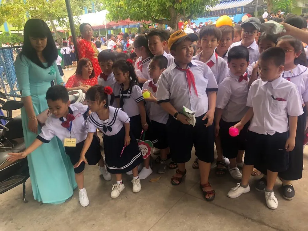 Kéo co, nhảy bao bố, đua xe đạp, khai giảng vui không thể tả! ảnh 11