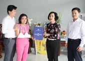 Xúc động lễ trao bằng cử nhân cho một sinh viên đã mất