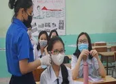 Trường trang bị nón ngăn giọt bắn, vách ngăn phòng COVID-19 ảnh 5 Đi học trở lại, học sinh TP.HCM kín mít khẩu trang