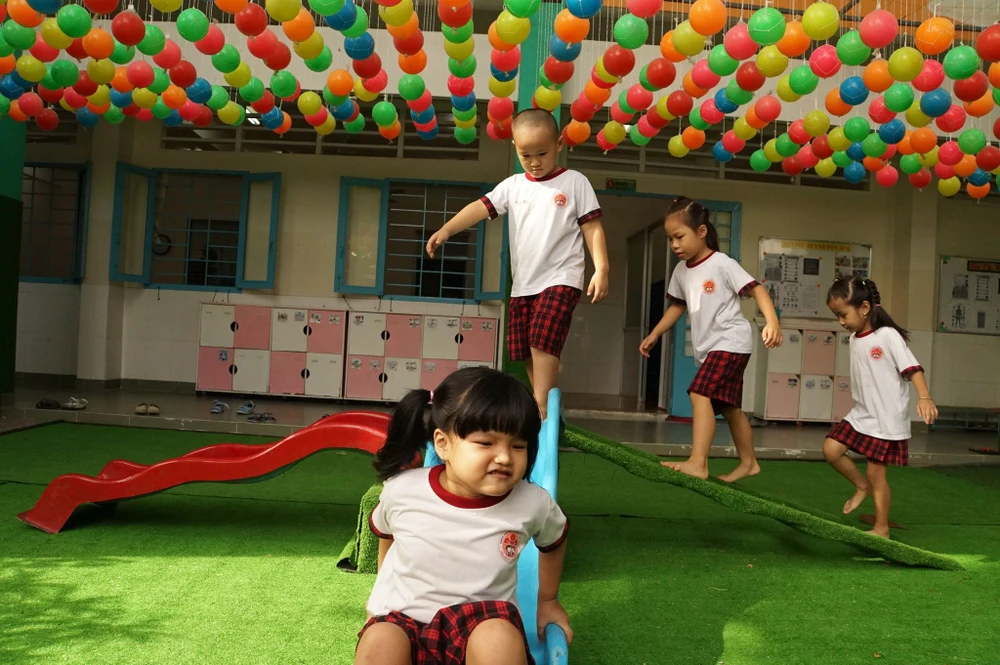 Đi học trở lại, các bé mầm non cười tươi như hoa ảnh 16