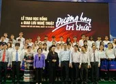 Không để bạn trẻ nào phải bỏ học vì dịch COVID-19 ảnh 5 Trao 150 suất học bổng 'Tiếp sức đến trường' cho tân sinh viên