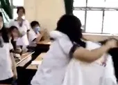 Vụ hai nữ sinh đánh nhau: Kỷ luật 15 học sinh ảnh 2 Học sinh đứng nhìn bạn bị đánh cũng khiến ta âu lo...
