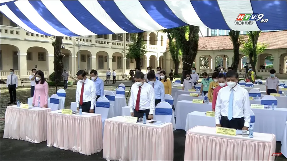 Phút mặc niệm tưởng nhớ nạn nhân COVID-19 trong lễ khai giảng tại TP.HCM ảnh 1