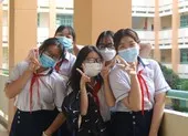 TP.HCM: Học sinh lớp 9, 12 háo hức đến trường sau hơn 7 tháng ở nhà