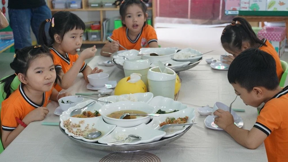 Nó khiến giờ ăn trở nên vui vẻ, ấm cúng. "Nhìn các con ăn ngon miệng, hết thức ăn, tôi lại cảm thấy yên tâm khi gửi con tại trường", chị Như bày tỏ. Nó khiến giờ ăn trở nên vui vẻ, ấm cúng. "Nhìn các con ăn ngon miệng, hết thức ăn, tôi lại cảm thấy yên tâm khi gửi con tại trường", chị Như bày tỏ.