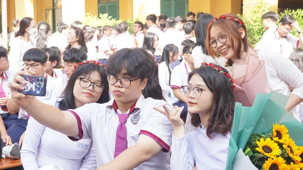 Hành trình trưởng thành của các em không chỉ có thầy cô, cha mẹ mà còn có bạn bè. Các em đã cùng nhau lưu lại những bức ảnh thật đẹp trong ngày lễ hôm nay. Đó sẽ là kỷ niệm, là hành trang để các em bước vào đời.