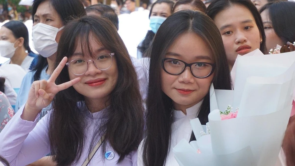 Hành trình trưởng thành của các em không chỉ có thầy cô, cha mẹ mà còn có bạn bè. Các em đã cùng nhau lưu lại những bức ảnh thật đẹp trong ngày lễ hôm nay. Đó sẽ là kỷ niệm, là hành trang để các em bước vào đời.