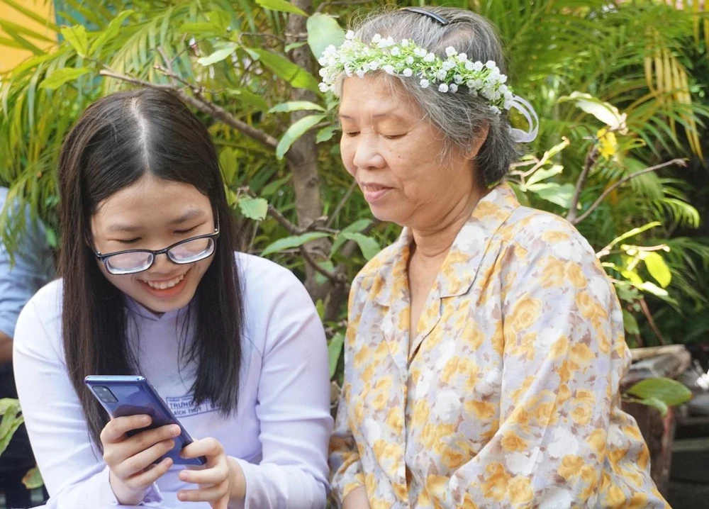 Sau những giây phút tri ân thầy cô, các em đã dành thời gian để nói lời cảm ơn đến các bậc sinh thành. Bà Nguyễn Thị Chính, sống ở quận 4 cảm thấy rất xúc động khi tham dự buổi lễ. Bà chỉ mong cháu ngoại sẽ đạt được kết quả cao trong kỳ thi tới và đi đúng con đường đã chọn.