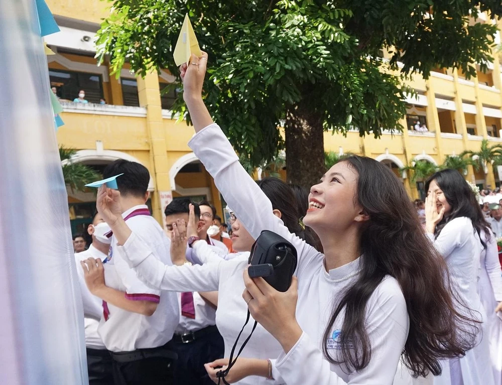 Sau những giây phút tri ân, các em đã đến với nghi thức trưởng thành với những chiếc máy bay được các cô giáo trao tặng cho các em. Các em đã gắn những chiếc máy bay lên trên tấm bảng như là đường băng với mong ước được bay cao, bay xa.