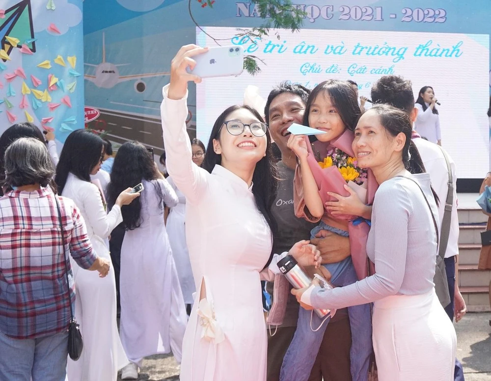 Sau những giây phút tri ân, các em đã đến với nghi thức trưởng thành với những chiếc máy bay được các cô giáo trao tặng cho các em. Các em đã gắn những chiếc máy bay lên trên tấm bảng như là đường băng với mong ước được bay cao, bay xa.