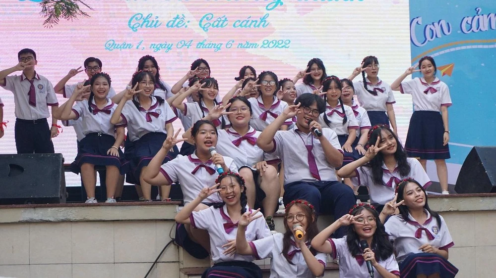 Trước khi buổi lễ diễn ra, các học sinh đã biểu diễn tiết mục văn nghệ "nhất quỷ nhì ma" dành tặng các thầy cô cũng như ba mẹ..