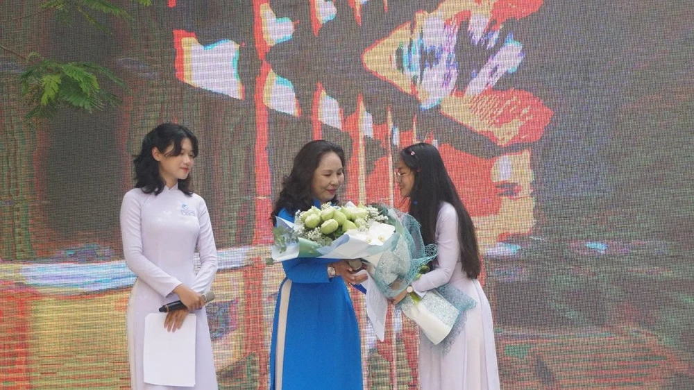 Cô Trương Thị Bích Thủy, Hiệu trưởng nhà trường đã đại diện trường nhận bó hoa tri ân từ tập thể học sinh khối 12.Bà Thủy đã nhắn gửi đến phụ huynh, học sinh một vài điều. "Cảm ơn quý phụ huynh đã chọn ngôi trường Trưng Vương, cảm ơn quý phụ huynh đã cho chúng tôi có cơ hội dạy dỗ các cháu nên người có văn hóa, có tri thức và trưởng thành. Cảm ơn vì đã chia sẻ, đã cùng nhà trường vượt qua quãng thời gian khó khăn. Cảm ơn quý phụ huynh sẽ tiếp tục là điểm tựa cho các con. Cảm ơn quý thầy cô đã dạy dỗ các em nên người. Cảm ơn các con vì đã chọn ngôi trường Trưng Vương, cảm ơn các con vì đã làm viên gạch xây nên một Trưng Vương vững chãi để Trưng vương lưu giữ thành xuân của mình...Mong các con hãy sống tử tế và có trách nhiệm"