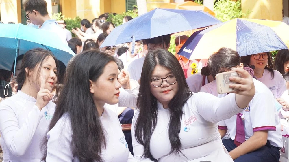 Hành trình trưởng thành của các em không chỉ có thầy cô, cha mẹ mà còn có bạn bè. Các em đã cùng nhau lưu lại những bức ảnh thật đẹp trong ngày lễ hôm nay. Đó sẽ là kỷ niệm, là hành trang để các em bước vào đời.