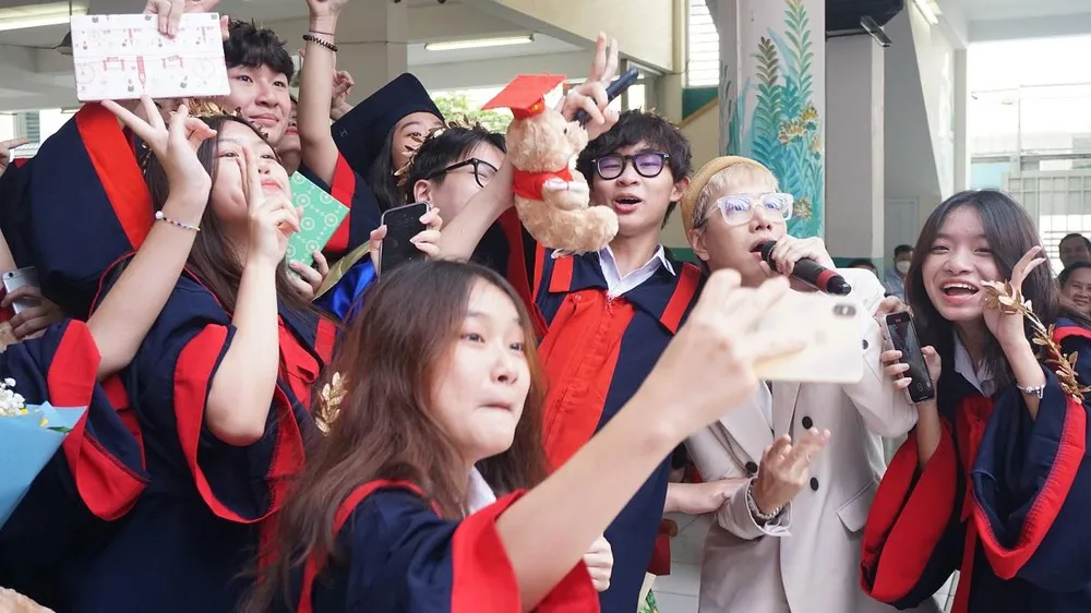 Các em lưu giữ khoảnh khắc bên nhau trước giây phút chia xa. Các em lưu giữ khoảnh khắc bên nhau trước giây phút chia xa.