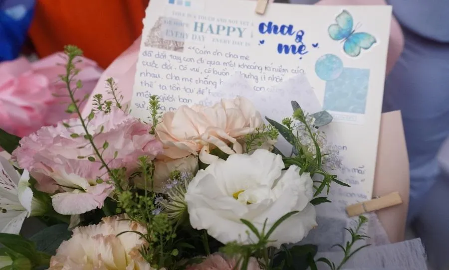 Một bó hoa của một bạn học sinh dành tặng cho ba của mình. Một bó hoa của một bạn học sinh dành tặng cho ba của mình.