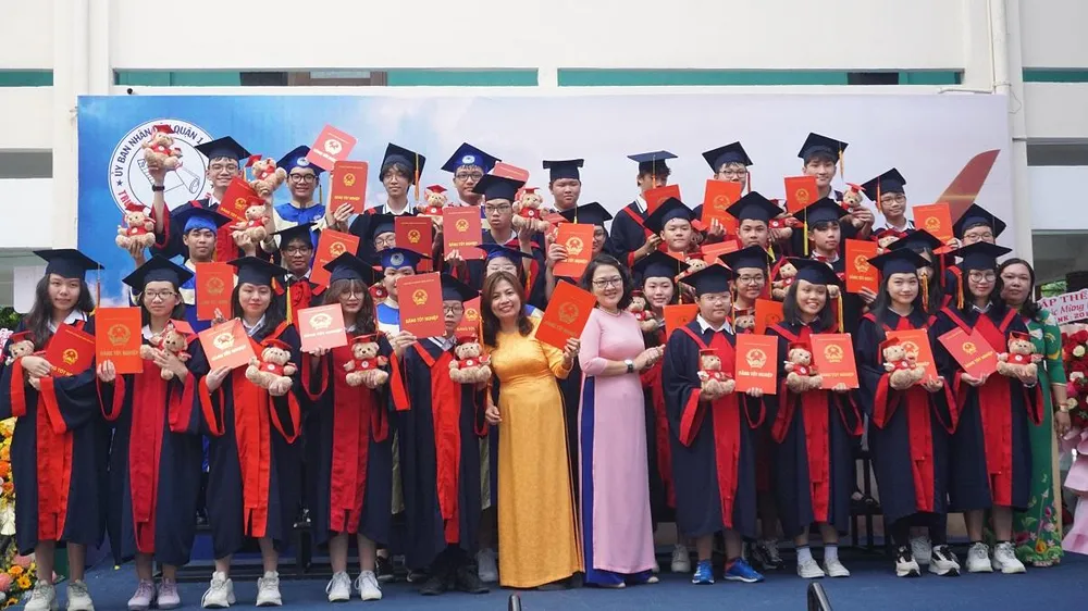 Cô trò cùng lưu lại những khoảnh khác đáng nhớ. Cô trò cùng lưu lại những khoảnh khác đáng nhớ.