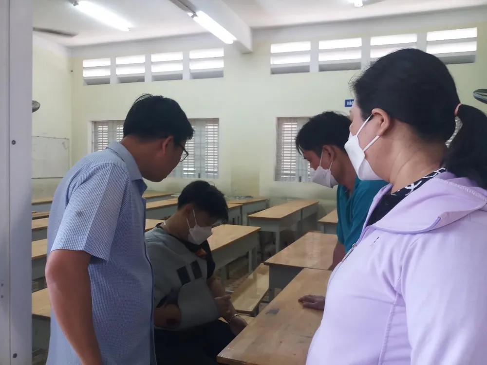 Thí sinh bị gãy tay sẽ được bố trí thi riêng một phòng và có sự hỗ trợ từ giám thị. Ảnh: NGUYỄN QUYÊN