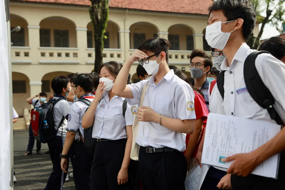 Thí sinh xem sơ đồ phòng thi. Ảnh: NGUYỆT NHI