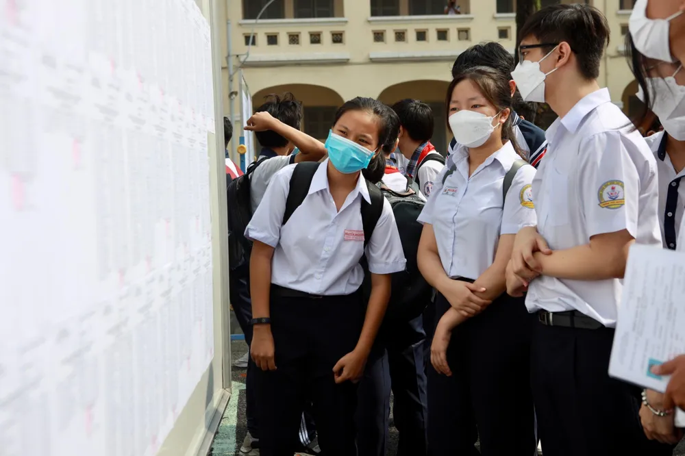 Thí sinh xem sơ đồ phòng thi. Ảnh: NGUYỆT NHI