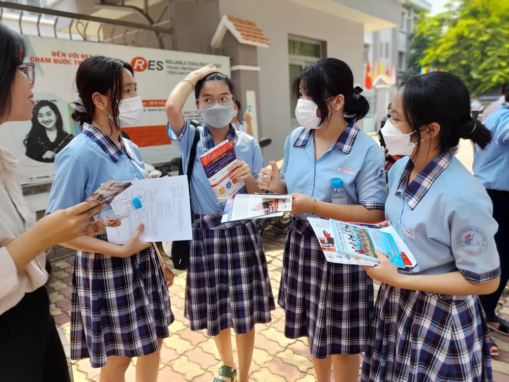 Thí sinh trò chuyện sau giờ thi. Ảnh: PHẠM ANH Thí sinh trò chuyện sau giờ thi. Ảnh: PHẠM ANH