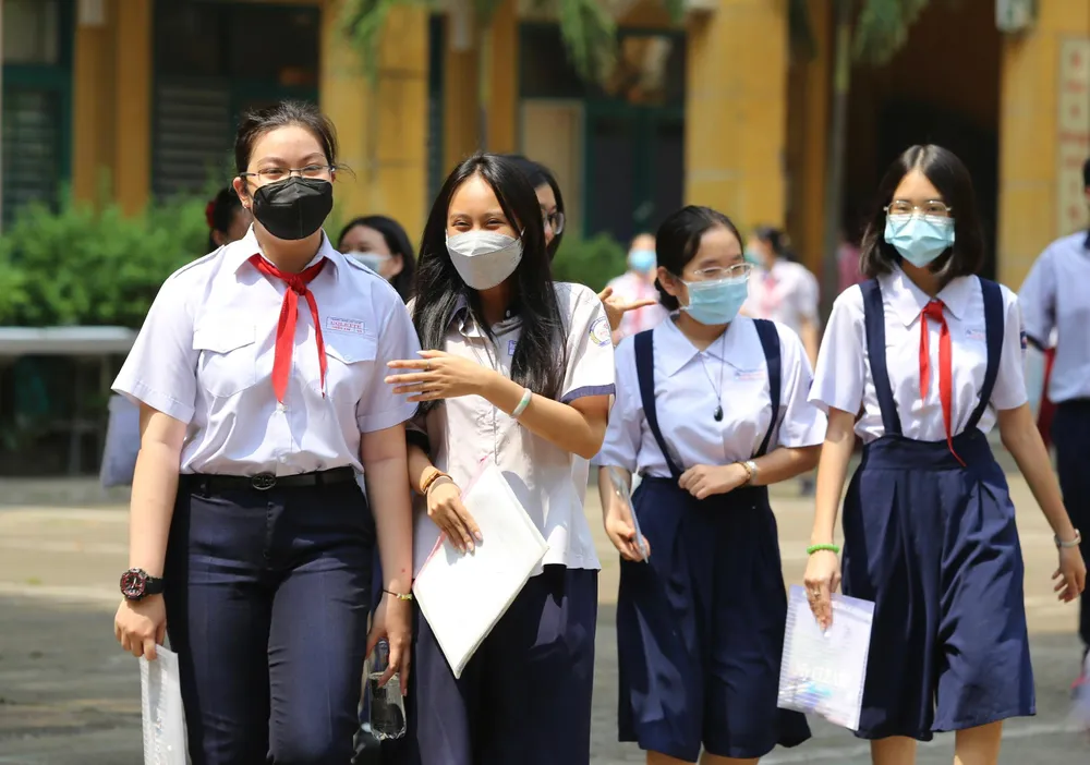 Thí sinh trao đổi bài sau giờ thi tại điểm thi THPT Trưng Vương. Ảnh: HOÀNG GIANG