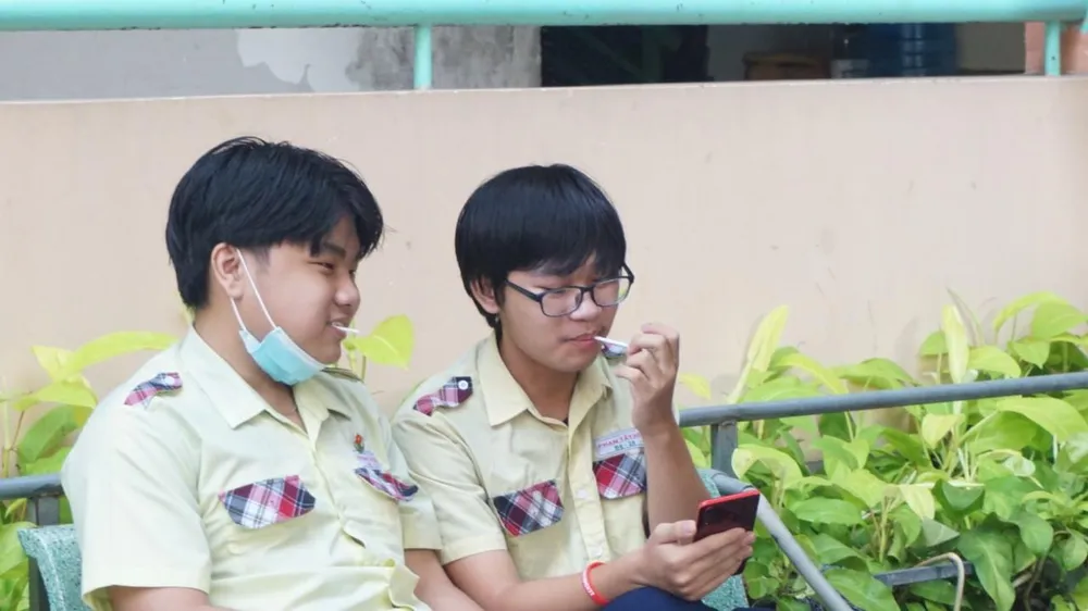 Thí sinh vui vẻ khi nhận kẹo từ cô giáo