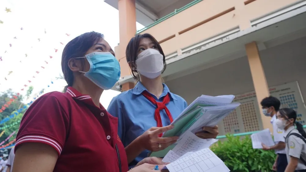 Cô Huyền (áo đỏ) đang tìm kiếm học sinh của mình.