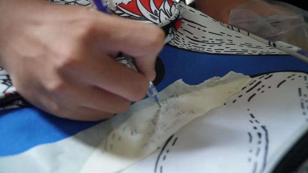 Thi vào lớp 10: Muôn kiểu giữ vật dụng giúp thí sinh ảnh 3