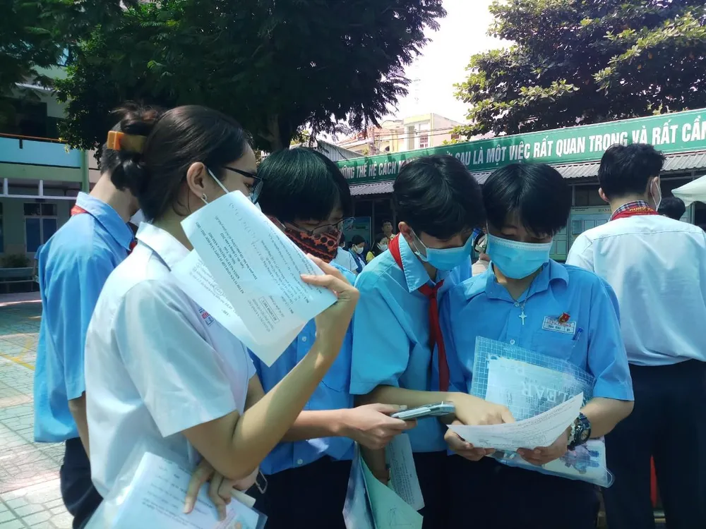 Thí sinh trao đổi bài sau giờ thi. Ảnh: NGUYỄN QUYÊN