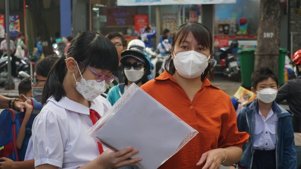 Sáng nay, 25-6, kỳ khảo sát vào lớp 6 trường THPT chuyên Trần Đại Nghĩa đã diễn ra tại 6 điểm thi. Tại điểm thi trường THPT chuyên Trần Đại Nghĩa, từ 6 giờ sáng nhiều phụ huynh đã đưa con tới trường.