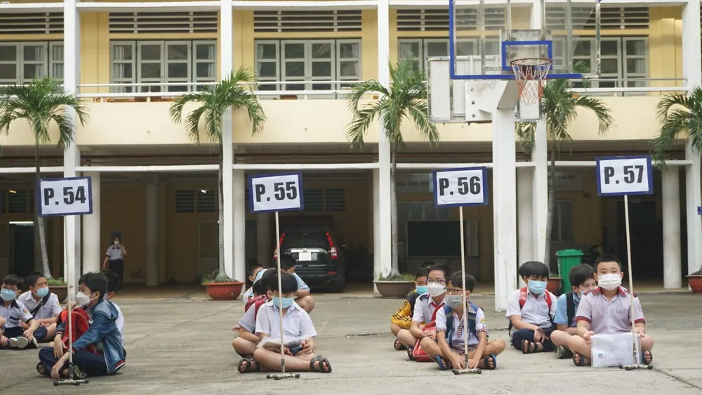 Sau khi vào điểm thi, dưới sự hướng dẫn của thầy cô, các em sẽ xếp hàng theo từng khu vực phòng thi. Năm nay không tổ chức khai mạc kỳ thi. Tại điểm thi này có 648 thí sinh với 27 phòng thi.