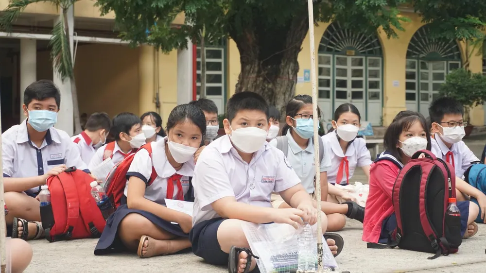 Thí sinh sẽ làm bài thi khảo sát trong thời gian 90 phút. Phần trắc nghiệm: chiếm 40/100 điểm với 20 câu trắc nghiệm bằng tiếng Anh, nội dung các câu hỏi thuộc kiến thức môn toán, tiếng Anh, khoa học, lịch sử và địa lý. Thời gian làm bài 30 phút. Phần tự luận: chiếm 60/100 điểm, thí sinh làm bài trong 60 phút, bao gồm 3 nội dung: môn tiếng Anh (nghe - đọc hiểu), toán tư duy logic, tiếng Việt (đọc hiểu và làm văn). Trong đó, các câu hỏi về nội dung toán tư duy logic và tiếng Việt sẽ ra bằng tiếng Việt và học sinh làm bài bằng tiếng Việt.