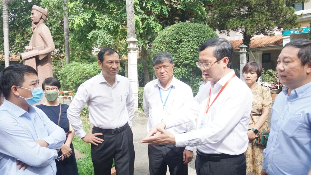 Thứ trưởng Bộ GD&amp;ĐT Nguyễn Văn Phúc (thứ 2 từ phải qua) cùng đoàn công tác của Bộ kiểm tra điểm thi trường THPT Lê Quý Đôn, quận 3