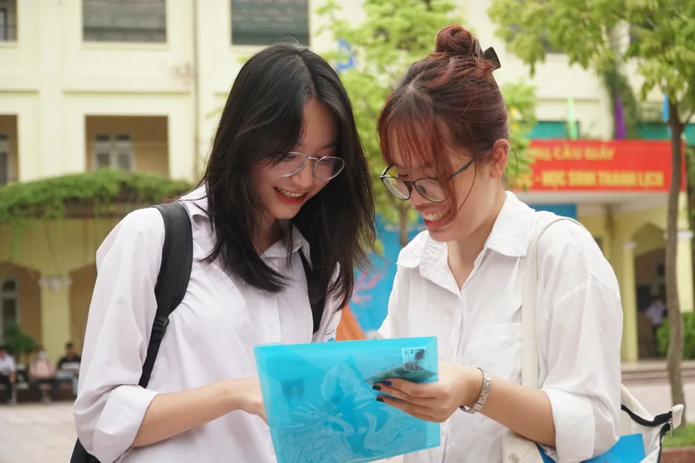 Thí sinh rà soát lại giấy tờ trước khi vào phòng. Ảnh: PHI HÙNG