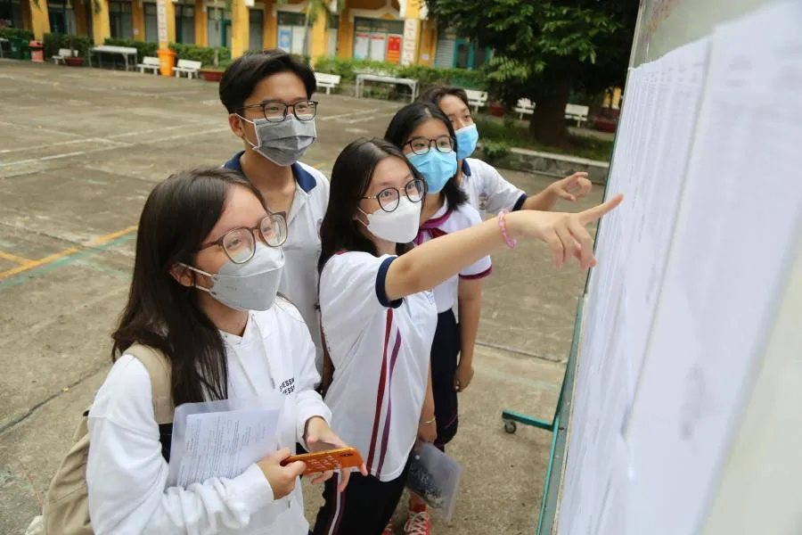 Thí sinh xem danh sách phòng thi tại điểm thi trường THPT Trưng Vương