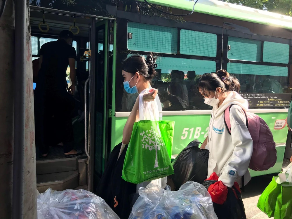 Các em lên xe về địa điểm lưu trú. Ảnh: NH