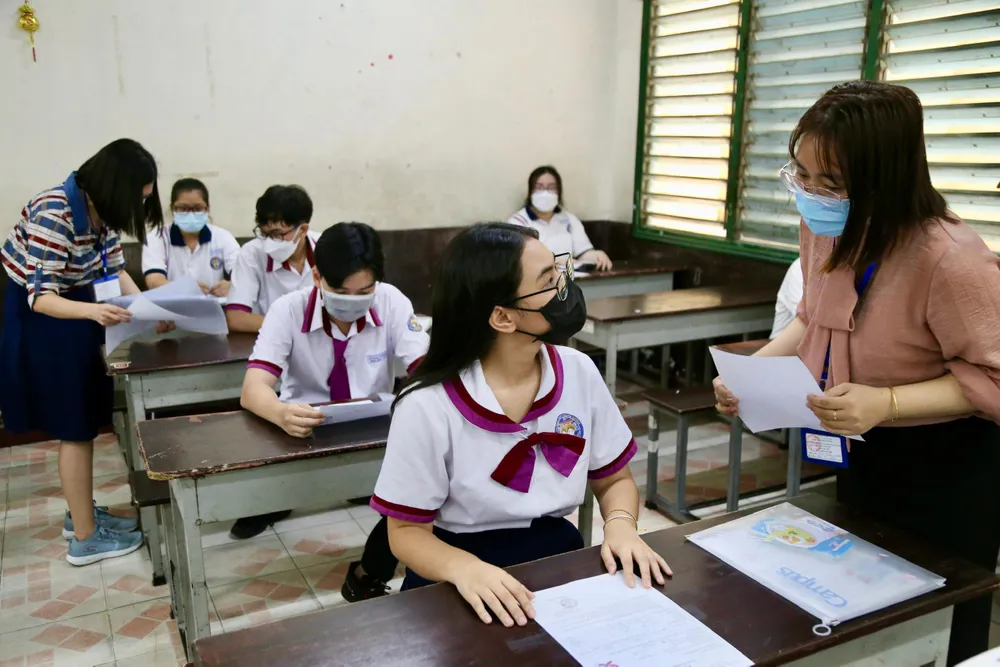 Thí sinh lắng nghe quy chế thi và rà soát lại thông tin. Ảnh: HOÀNG GIANG