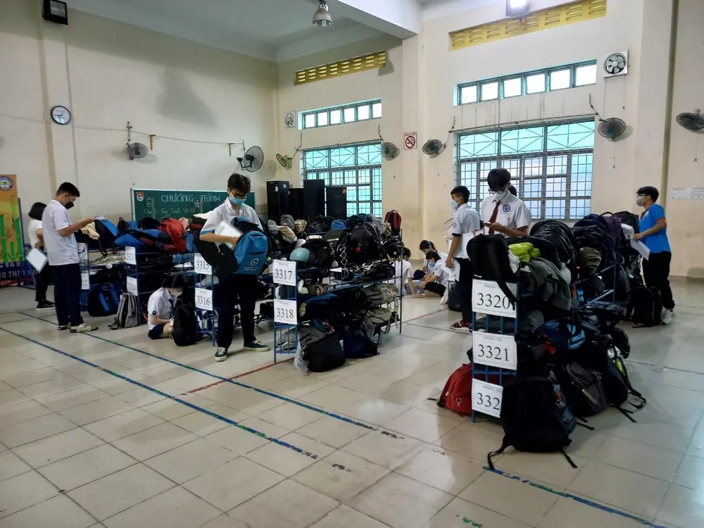 Dù đã được nhắc nhở nhưng nhiều thí sinh vẫn mang theo nhiều vật dụng không cần thiết vào điểm thi. Ảnh: PHẠM ANH Dù đã được nhắc nhở nhưng nhiều thí sinh vẫn mang theo nhiều vật dụng không cần thiết vào điểm thi. Ảnh: PHẠM ANH